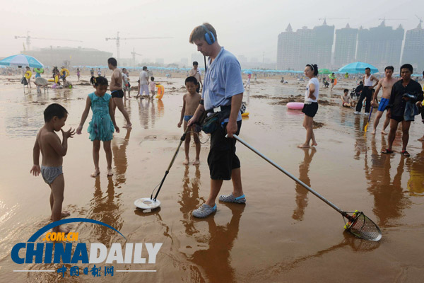 山東青島:外國(guó)友人義務(wù)清理沙灘廢舊金屬