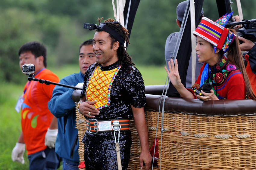 高清:“高空王子”熱氣球間走鋼梁 創(chuàng)吉尼斯紀(jì)錄