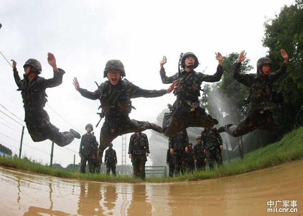 我軍特種兵極限獵人訓(xùn)練曝光 教官態(tài)度很粗暴