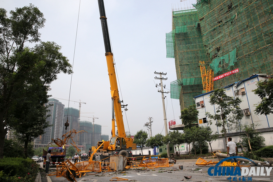 西安：突發(fā)暴風雨天氣 塔吊倒塌砸中板房4人亡