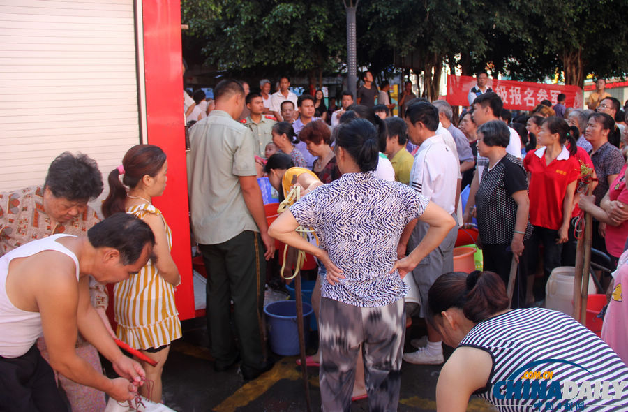 廣西藤縣：高溫天氣全城斷水 上萬(wàn)市民街頭打水