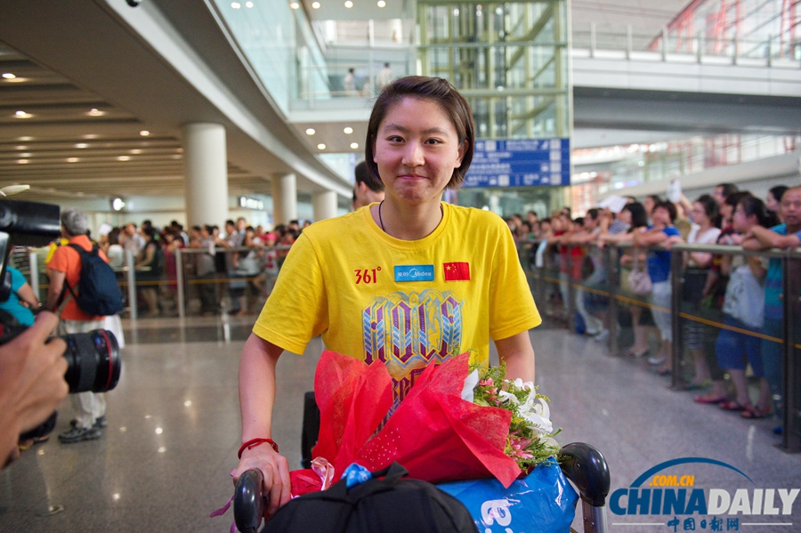 高清：中國(guó)游泳隊(duì)載譽(yù)回國(guó)