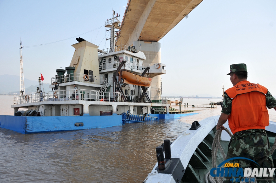 浙江臺州:5000噸級貨船撞大橋遇險
