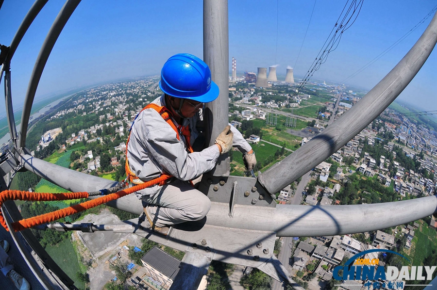 安徽淮南：163米高空巡檢 確保長(zhǎng)三角電力供應(yīng)