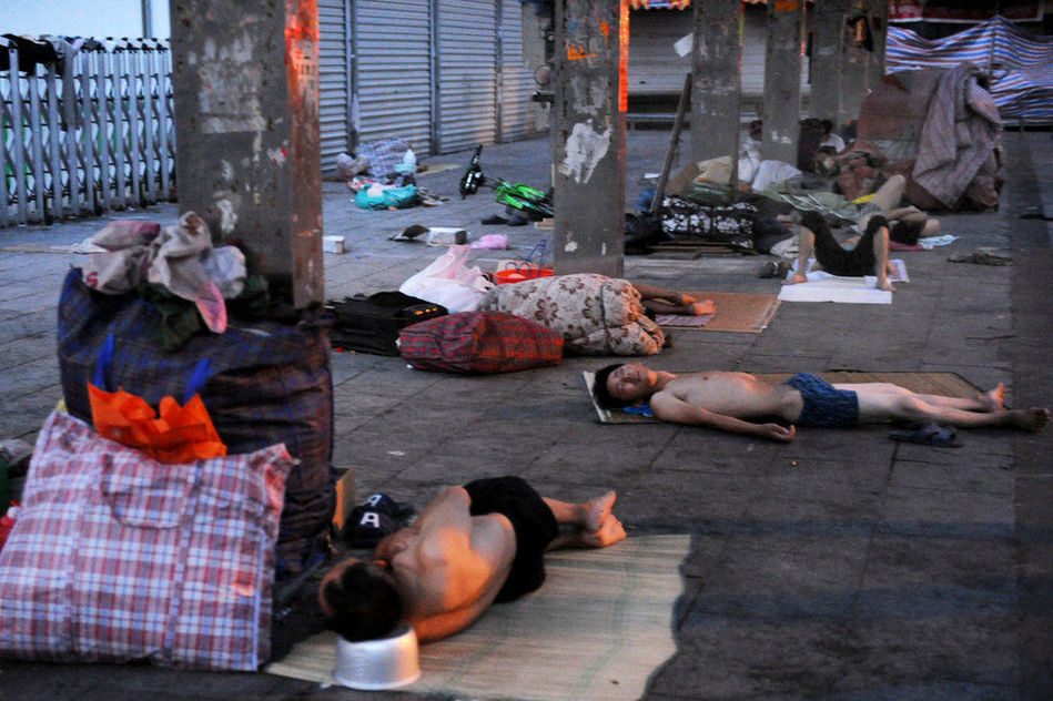 浙江義烏持續(xù)35℃以上高溫 大批民工露宿街頭