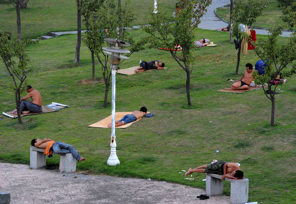 浙江義烏持續(xù)35℃以上高溫 大批民工露宿街頭