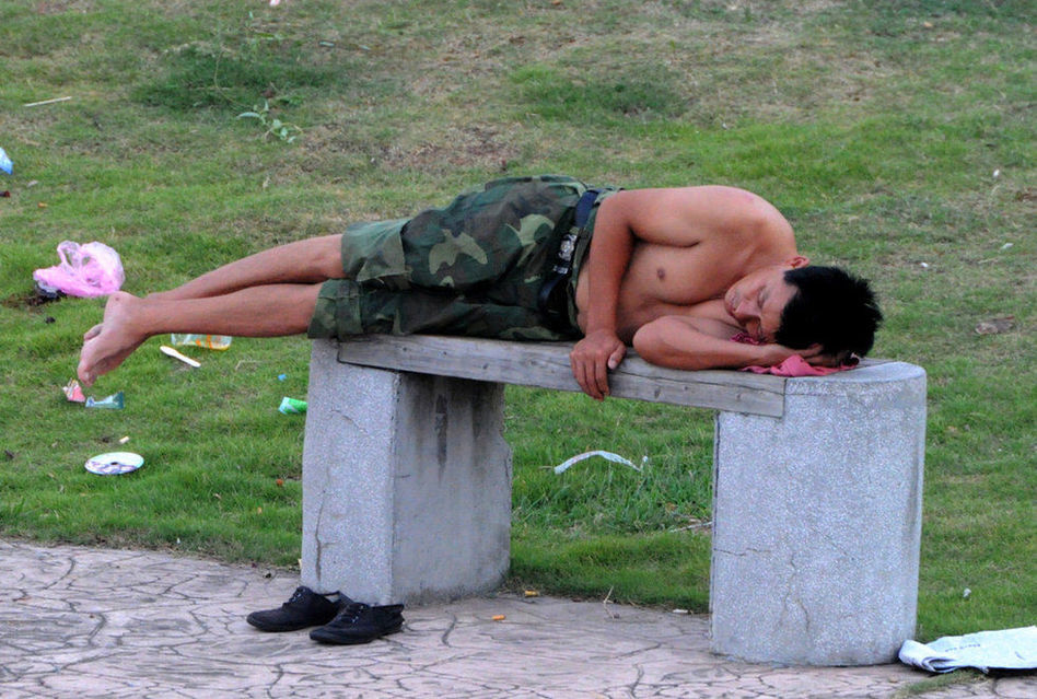 浙江義烏持續(xù)35℃以上高溫 大批民工露宿街頭