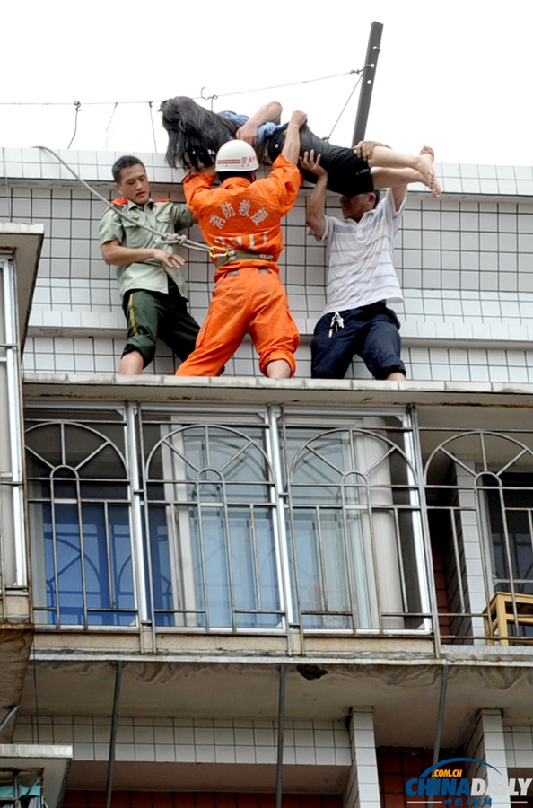 福州妙齡女欲尋短見 “白衣男”高空飛躍助消防救人