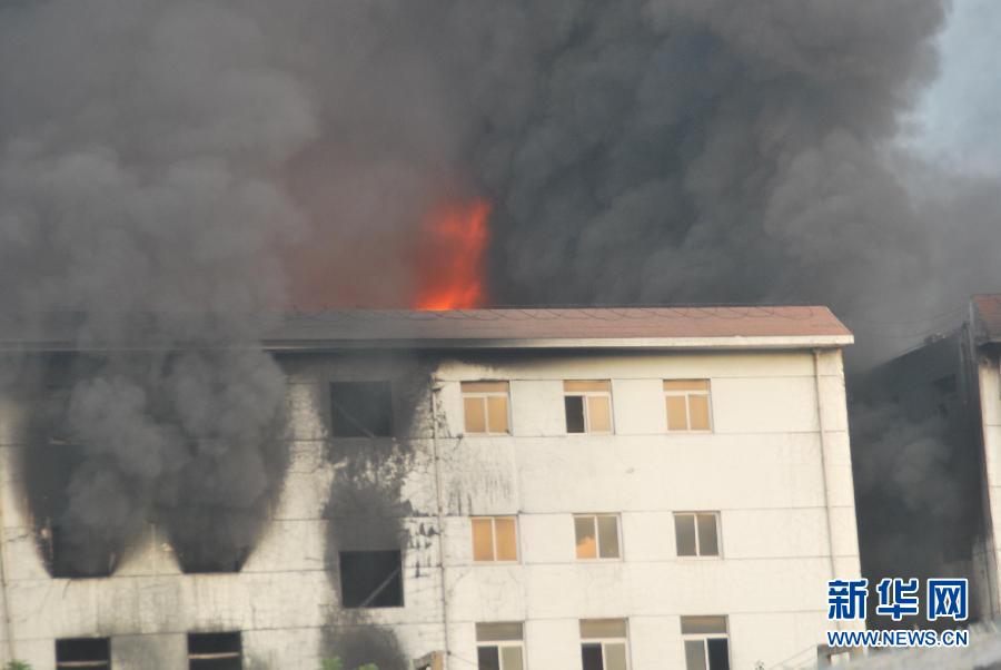 高清組圖：安徽巢湖一工廠發(fā)生大火