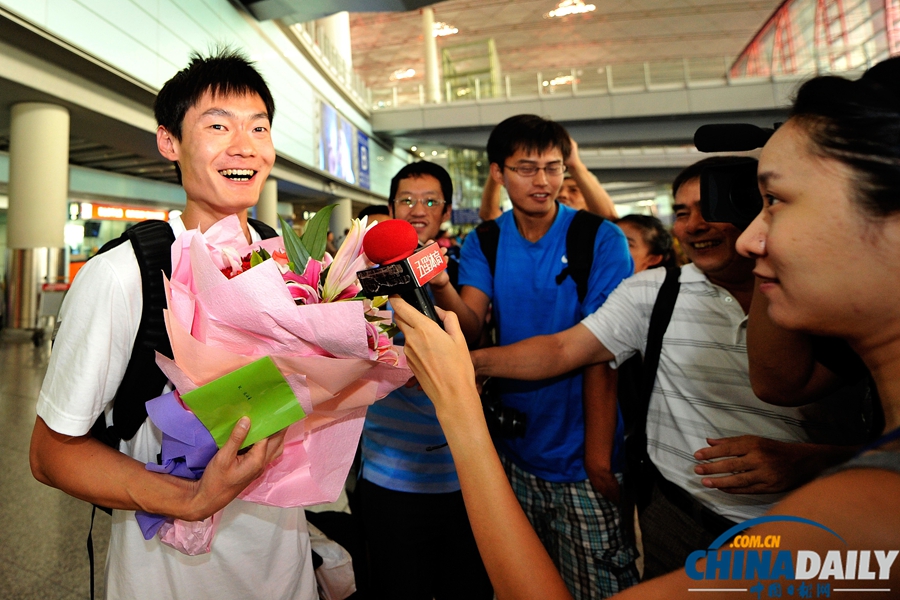 北京：張培萌莫斯科載譽(yù)歸來 獲贈鮮花笑容滿面