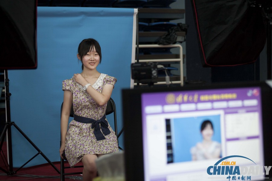 清華大學開展新生自主報到 家長被攔警戒線外