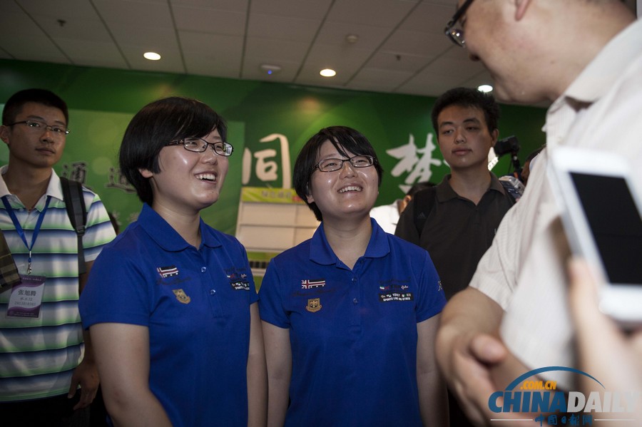 清華大學(xué)開展新生自主報(bào)到 家長(zhǎng)被攔警戒線外