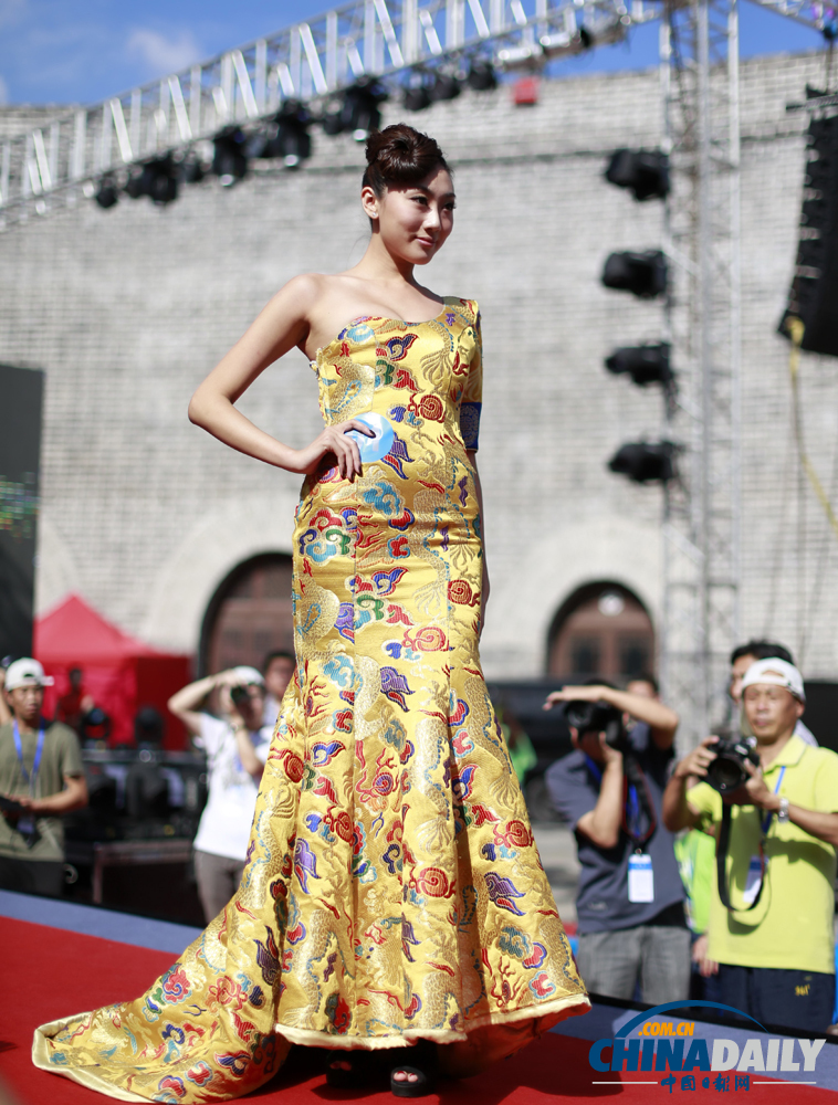 中國(guó)（大同）國(guó)際汽車文化節(jié)開幕 美女車模爭(zhēng)奇斗艷