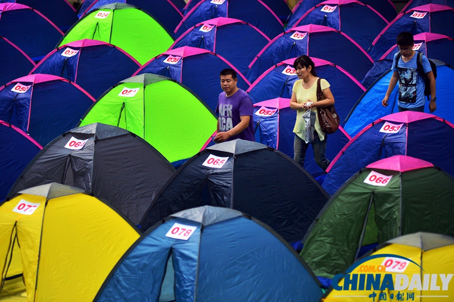 天津大學(xué)“帳篷村”迎來(lái)新生家長(zhǎng)入住 享受洗浴生活保障