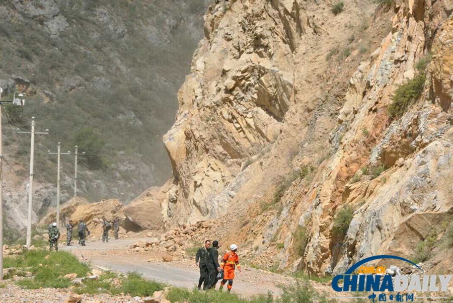 高清：川滇交界發(fā)生5.1級(jí)地震 迪慶消防官兵徒步挺進(jìn)災(zāi)區(qū)救援