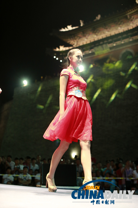 中國(guó)（大同）國(guó)際汽車(chē)文化節(jié)開(kāi)幕 美女車(chē)模爭(zhēng)奇斗艷