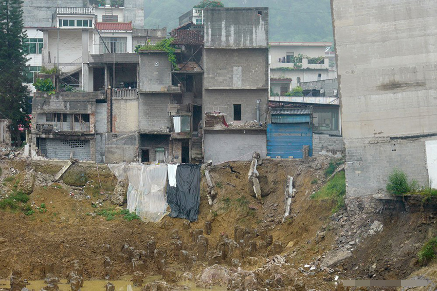 廣西“樓歪歪”歷經(jīng)數(shù)月傾斜最終倒塌（組圖）