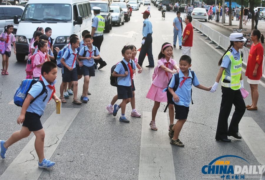北京中小學(xué)開學(xué)第二天 交通秩序井然