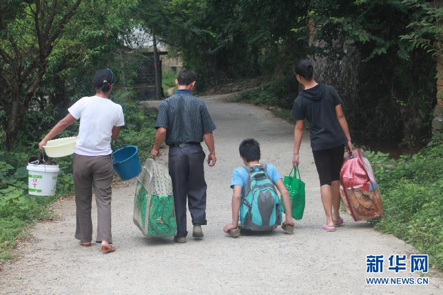 無(wú)腿少年“走”進(jìn)新學(xué)校