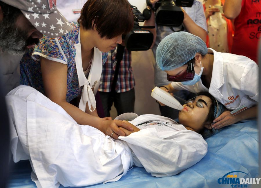 杭州：10歲輟學(xué)“毛孩”受關(guān)愛 接受面部激光脫毛