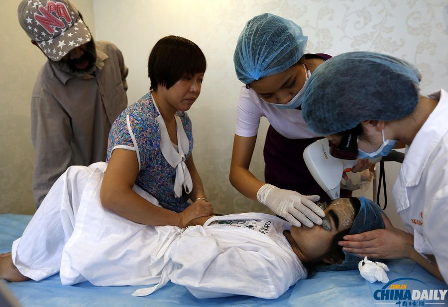 杭州：10歲輟學(xué)“毛孩”受關(guān)愛 接受面部激光脫毛