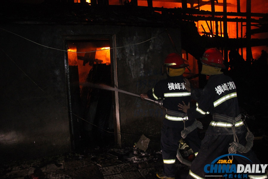 浙江溫嶺民房凌晨失火 火勢蔓延危及皮革倉庫