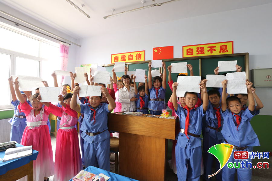 組圖：“小紅軍”教師節(jié)真心話獻(xiàn)老師