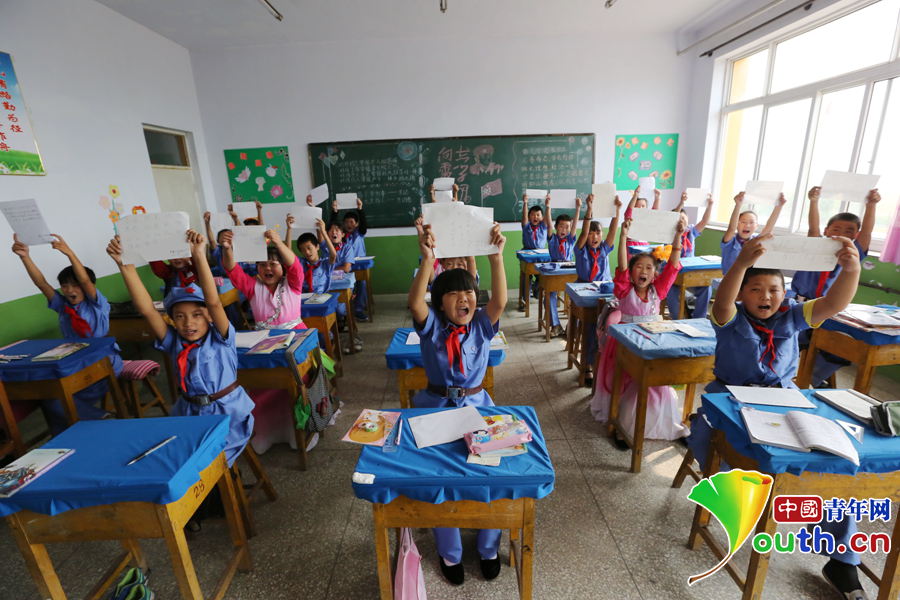 組圖：“小紅軍”教師節(jié)真心話獻(xiàn)老師