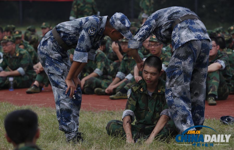 浙江杭州：男生發(fā)長不合格 教官執(zhí)剪剃平頭