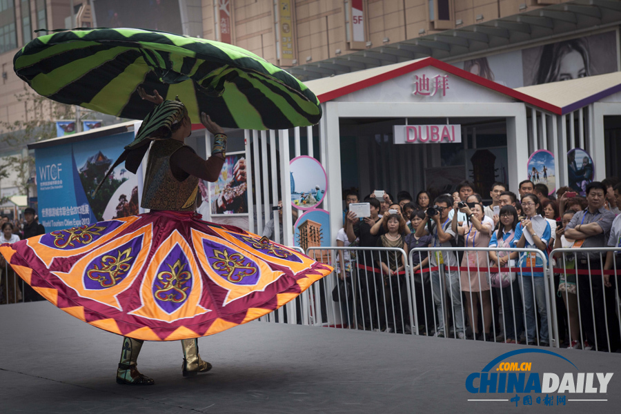 世界旅游城市聯(lián)合會會員城市北京巡展 異國風(fēng)情涌動王府井