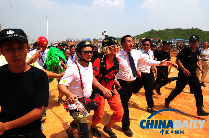 奧地利“蜘蛛俠”邁克·凱米特徒手攀爬長沙第一高樓