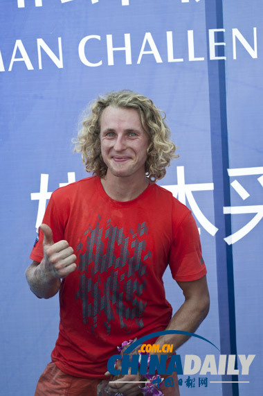 奧地利“蜘蛛俠”邁克·凱米特徒手攀爬長(zhǎng)沙第一高樓