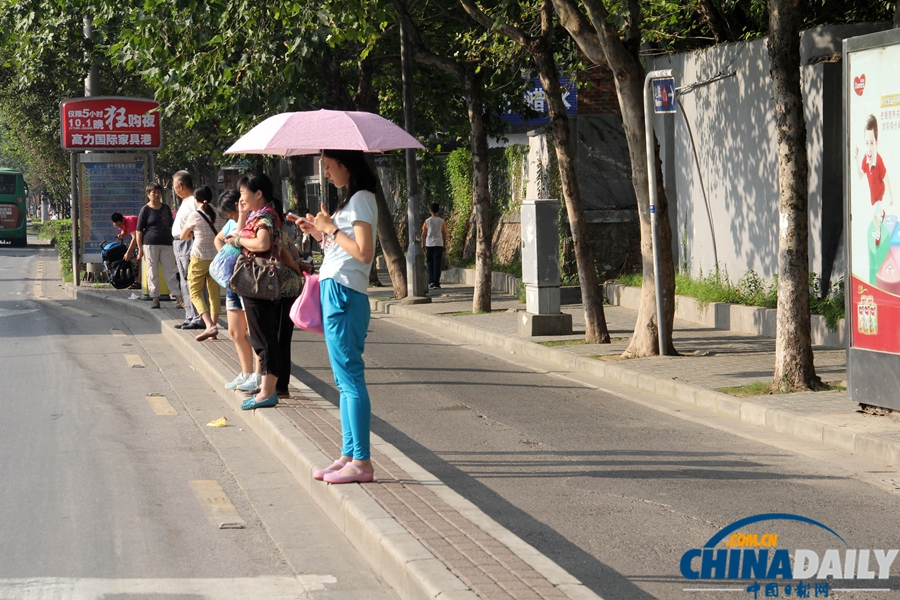 南京現(xiàn)“平衡木”公交站臺 僅50厘米寬