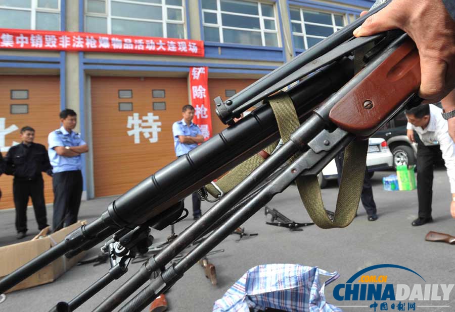 大連警方用煉鋼爐銷毀非法槍支