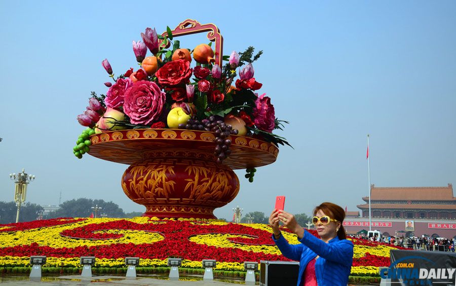 京城大街小巷花團(tuán)錦簇迎國(guó)慶
