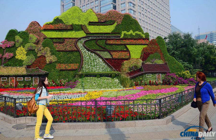 京城大街小巷花團(tuán)錦簇迎國慶