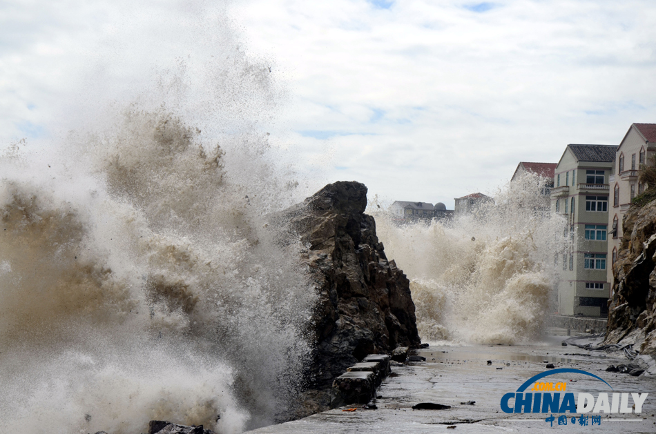 受強(qiáng)臺(tái)風(fēng)“丹娜絲”影響 浙江沿海再掀巨浪