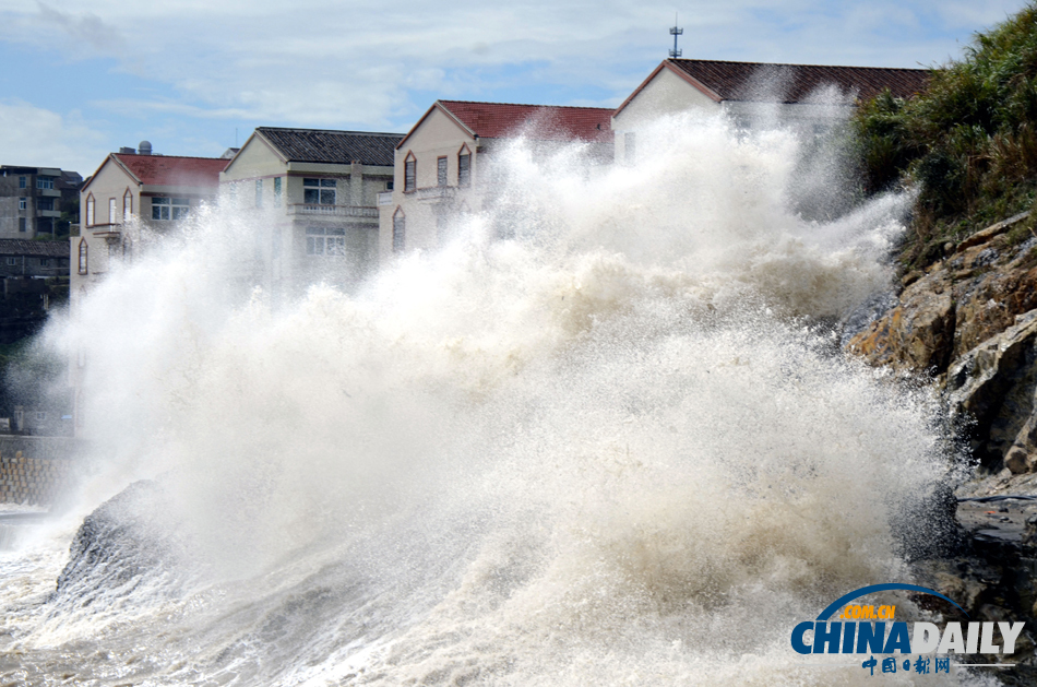 受強(qiáng)臺(tái)風(fēng)“丹娜絲”影響 浙江沿海再掀巨浪