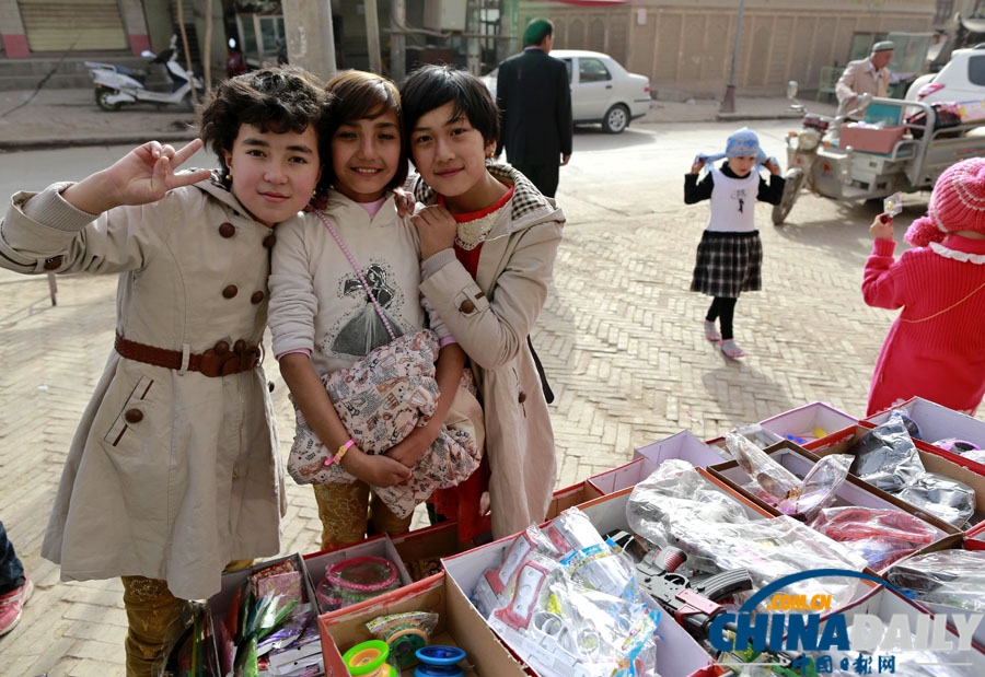 新疆喀什穆斯林群眾歡度古爾邦節(jié) 3萬(wàn)人同做禮拜盛況空前