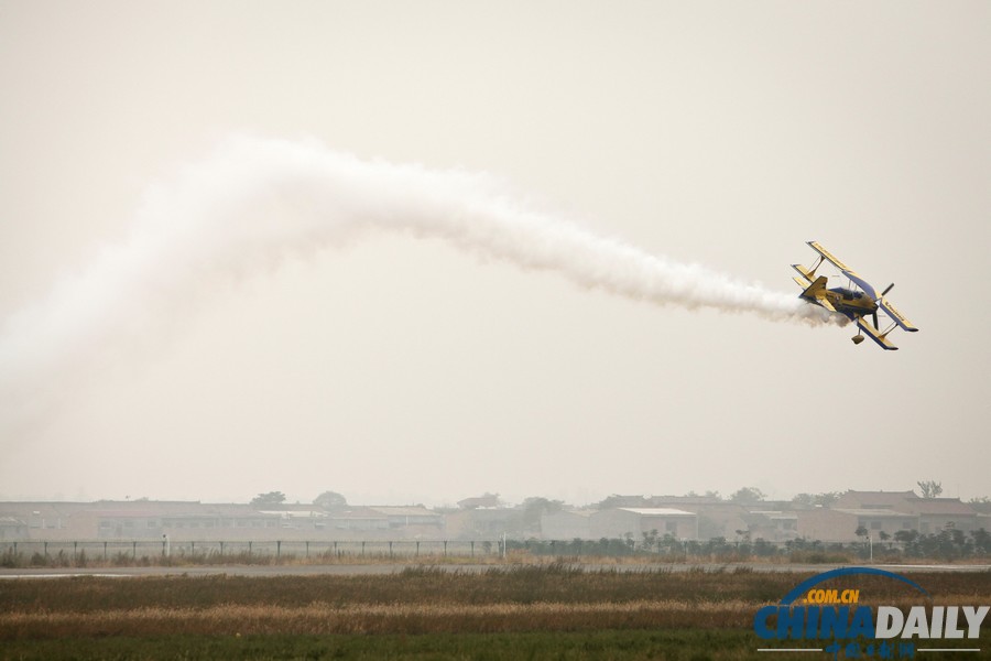 陜西渭南：國(guó)際通航大會(huì)進(jìn)行試飛排練
