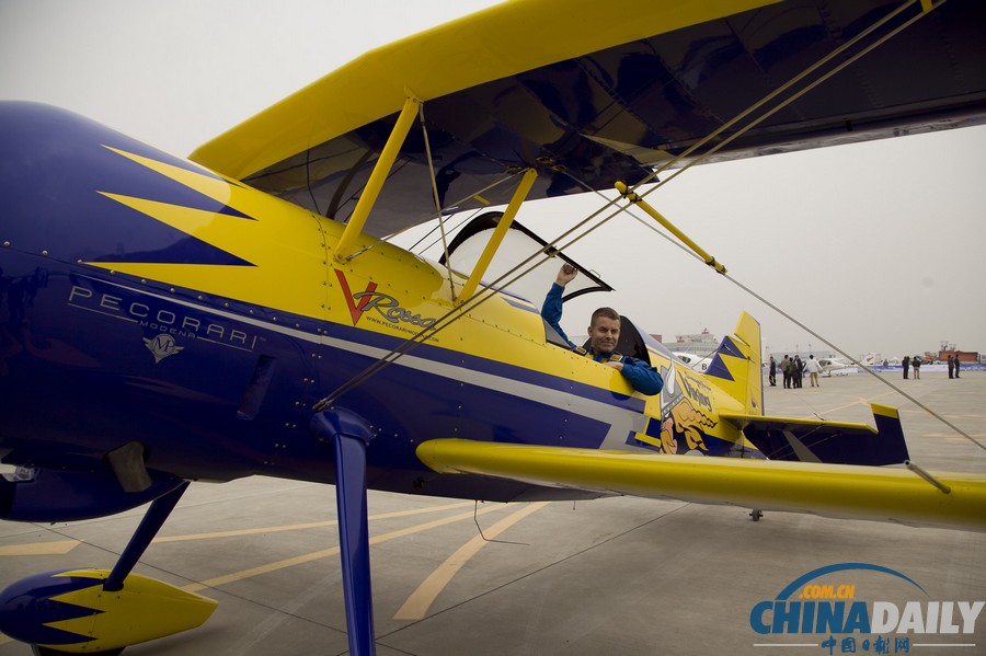 陜西渭南：國(guó)際通航大會(huì)進(jìn)行試飛排練