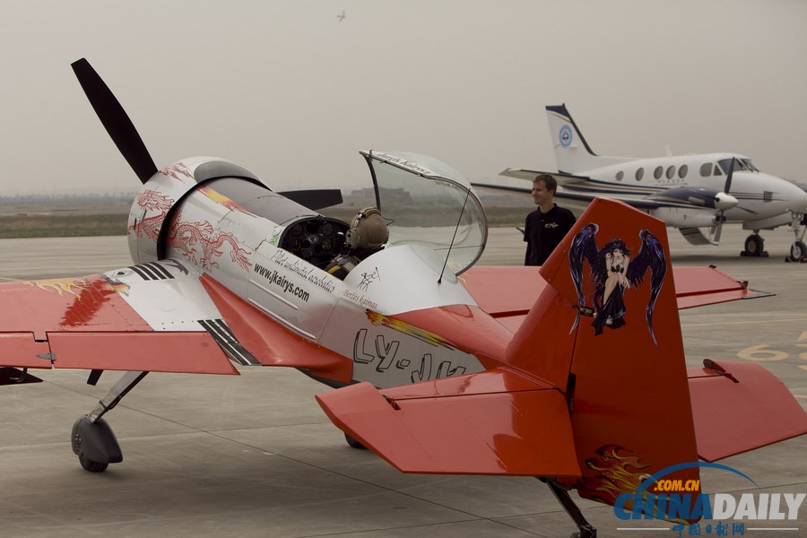 陜西渭南：國際通航大會(huì)進(jìn)行試飛排練