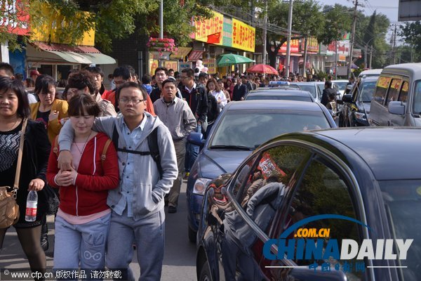 北京:香山紅葉迎來賞紅高峰 停車場8點(diǎn)就滿了