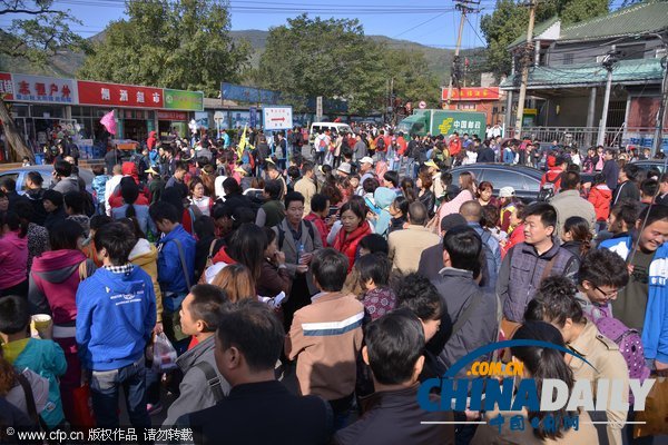 北京:香山紅葉迎來(lái)賞紅高峰 停車(chē)場(chǎng)8點(diǎn)就滿了
