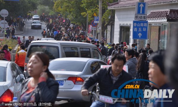 北京:香山紅葉迎來(lái)賞紅高峰 停車(chē)場(chǎng)8點(diǎn)就滿了