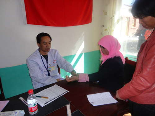 甘肅景泰深入農(nóng)村組織“服務(wù)百姓健康行動(dòng)” 大型義診活動(dòng)