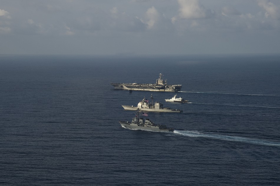 美海軍航母編隊在中國南海訓練演習