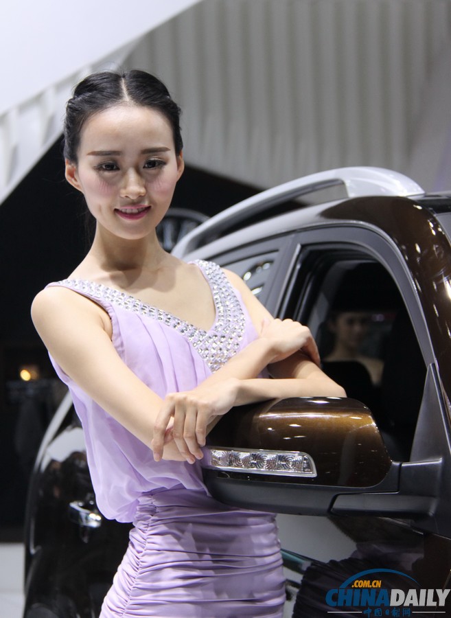 2013北京進(jìn)口汽車博覽會開幕 美女車模爭艷