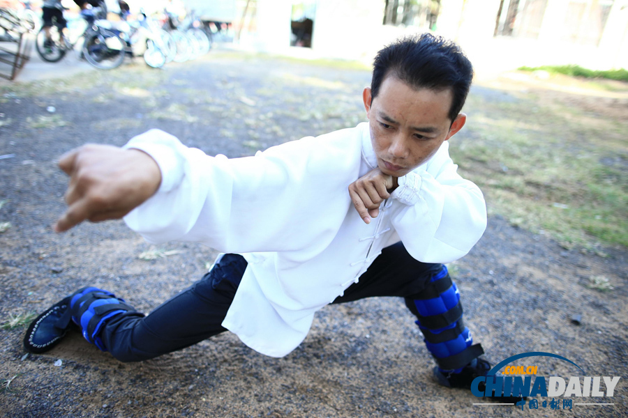 海南驚現(xiàn)椰子樹(shù)上練武功“神人”