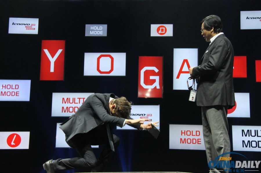 “喬布斯”庫徹亮相聯(lián)想新品發(fā)布會 跪地受聘